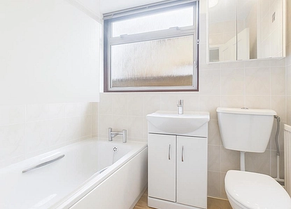 Grovelands Avenue, Hitchin, SG4 small Image 2 - the property quarter estate