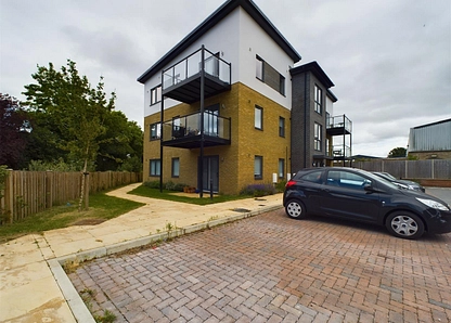 10 The Mead, Hitchin, Hertfordshire, SG5 small Image 1 - the property quarter estate